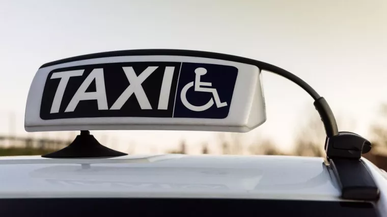 À qui s'adresser pour commander un taxi pour un transport de malade assis vers une clinique ?, Cavaillon, Taxi Céline